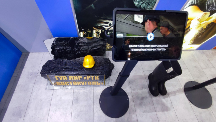 Выставочный стенд ЛНР с образцом угля и демонстрационным экраном