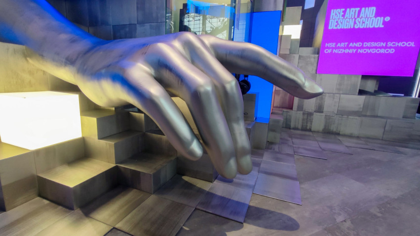 Металлическая рука в экспозиции школы дизайна HSE