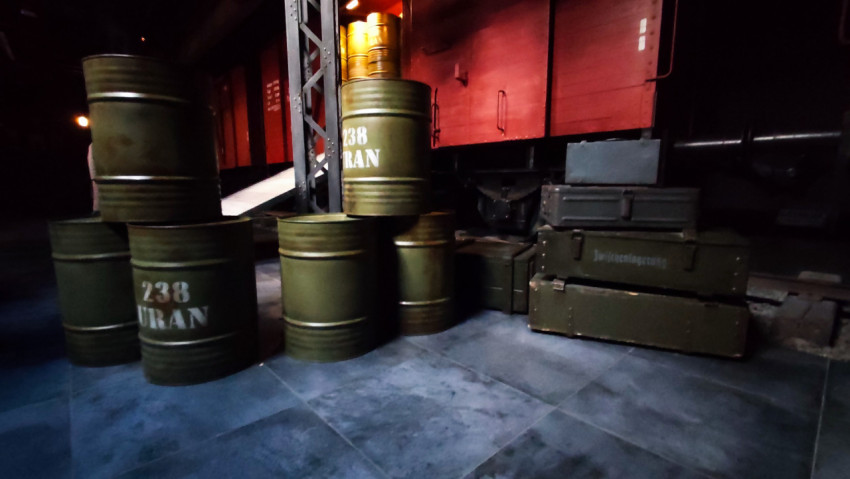 Бочки с ураном и транспортные ящики в исторической зоне павильона «Атом»