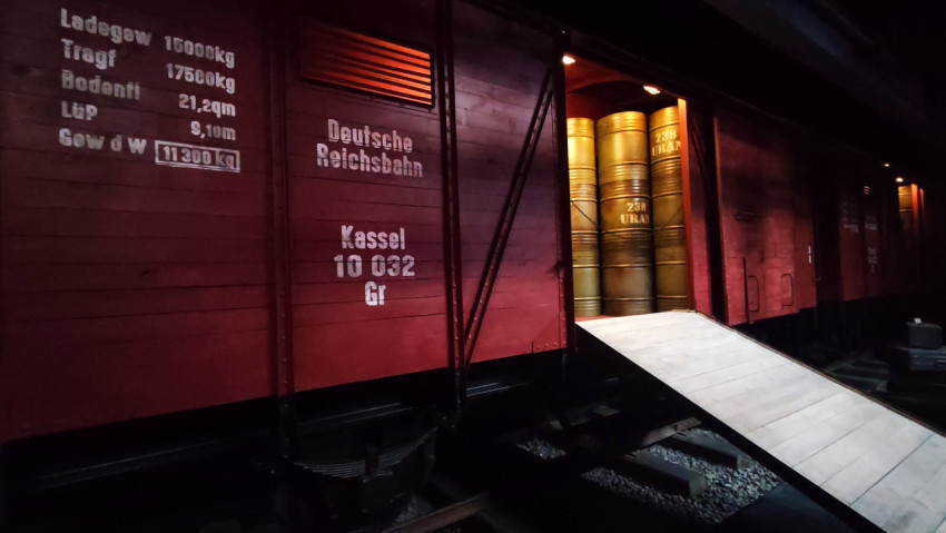 Полный вид вагона Deutsche Reichsbahn с урановыми бочками в экспозиции павильона «АТОМ»