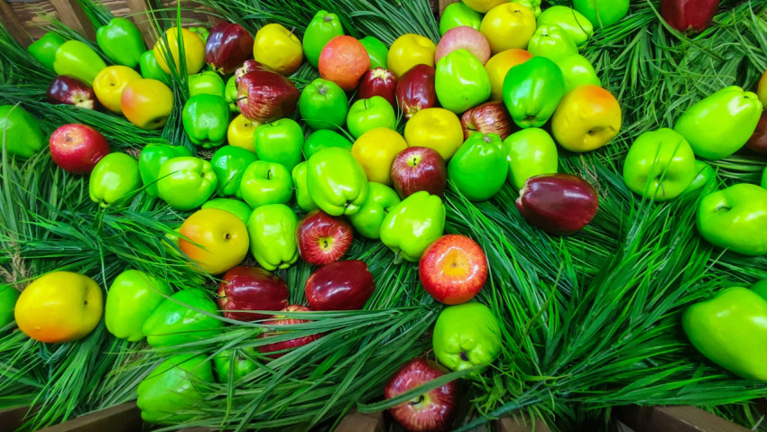 Декоративная выкладка яблок в деревянной телеге сверху