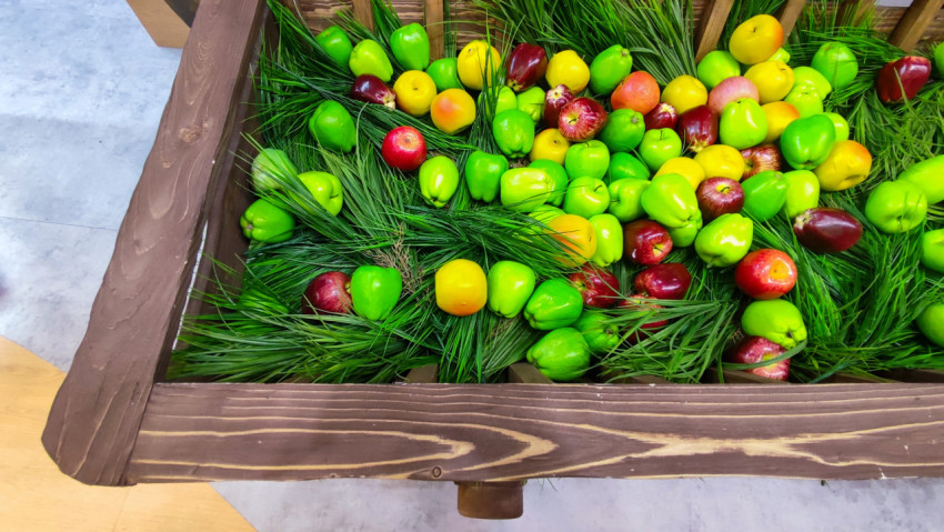 Макет телеги с декоративными фруктами на выставке ВДНХ