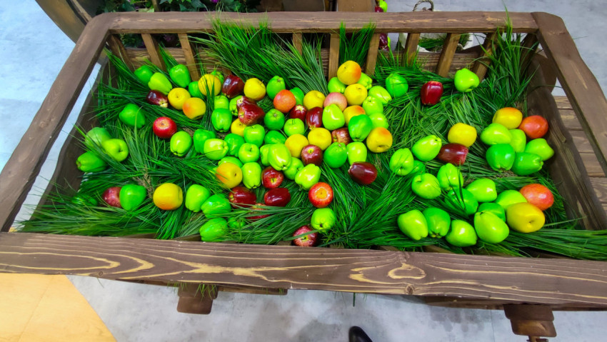 Декоративная фруктовая композиция в телеге на выставке