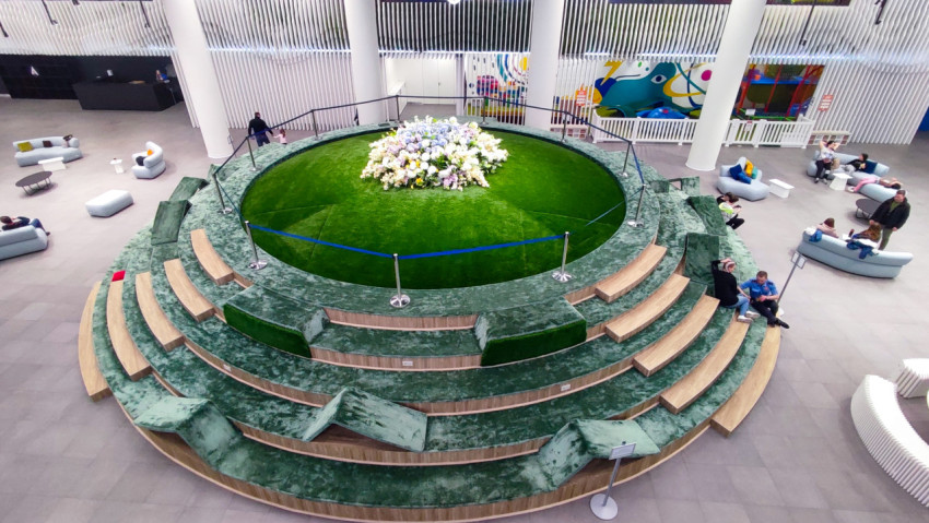 Центральная зелёная площадка павильона «АТОМ» на ВДНХ