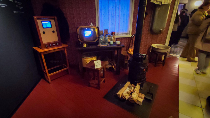 Сцена ретрокомнаты с двумя телевизорами в павильоне «АТОМ» на ВДНХ