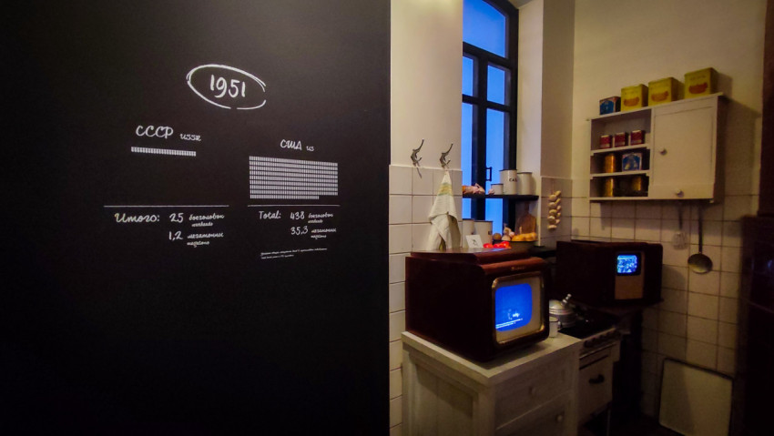 Советская кухня с ретротехникой и инфографикой 1951 года в экспозиции павильона «АТОМ»