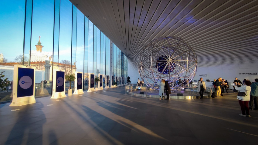 Центральный зал павильона «АТОМ» с экспозицией и сферической конструкцией