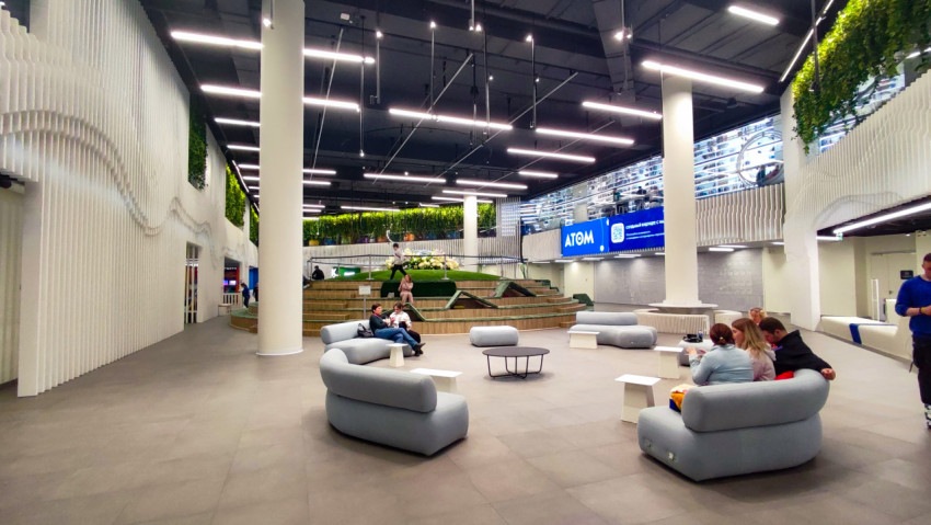 Интерьер павильона «АТОМ» на ВДНХ с зоной отдыха и амфитеатром