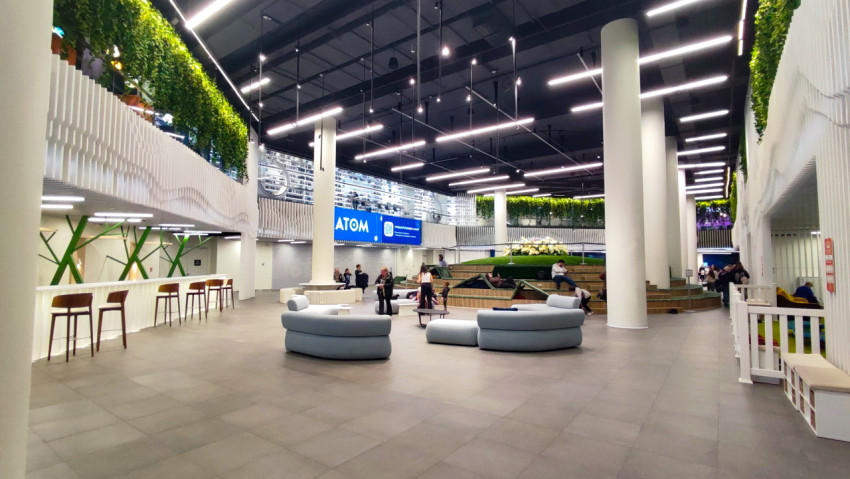 Зона отдыха и барная стойка в павильоне «АТОМ» на ВДНХ