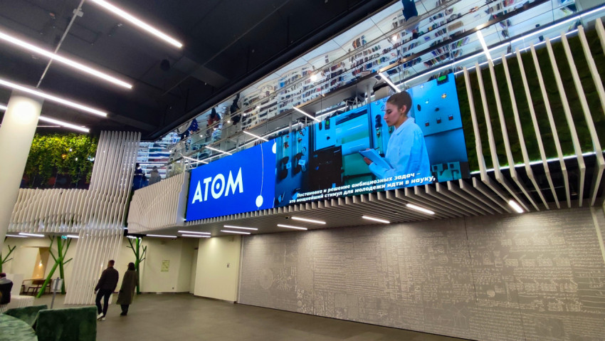 Экран и стеклянные галереи внутри павильона «АТОМ» на ВДНХ