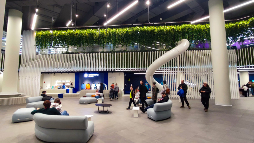 Горка-труба и торговая зона внутри павильона «АТОМ» на ВДНХ