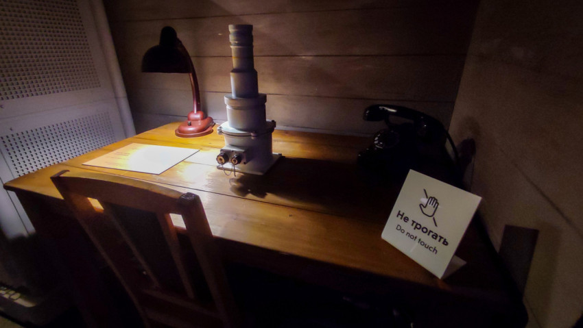 Рабочий стол с лампой, телефоном и прибором в павильоне «АТОМ»