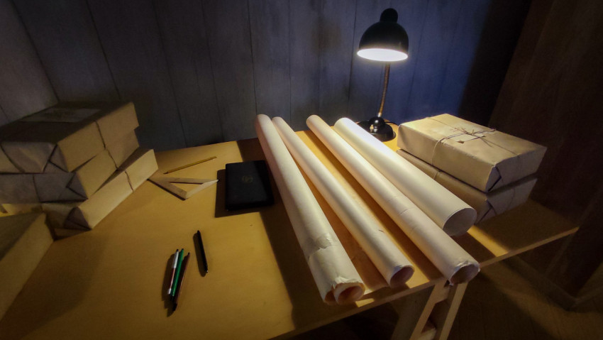 Рабочее место инженера с чертежами в экспозиции «Россия» на ВДНХ