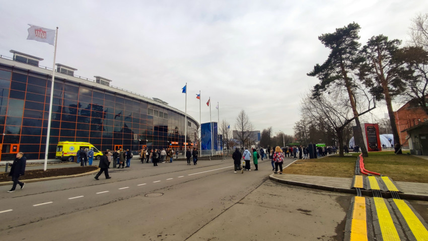 Территория у павильона №75 ВДНХ с посетителями выставки