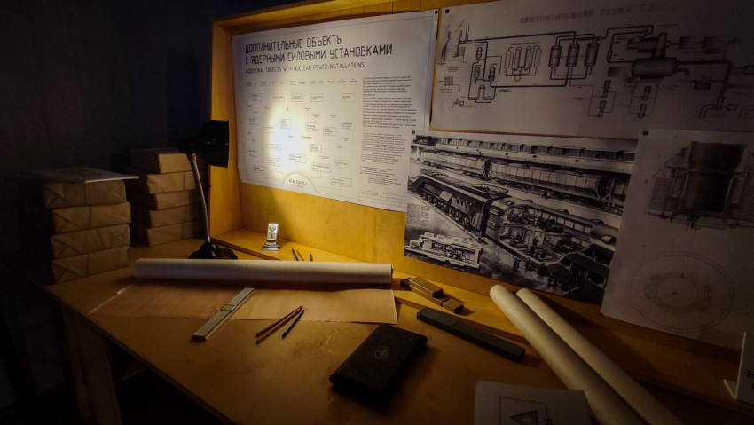 Рабочее место инженера с техническими схемами в павильоне «АТОМ»