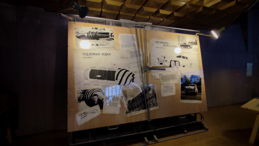 Информационный стенд с проектами «Подземная лодка» и автомобиля «Волга-Атом»