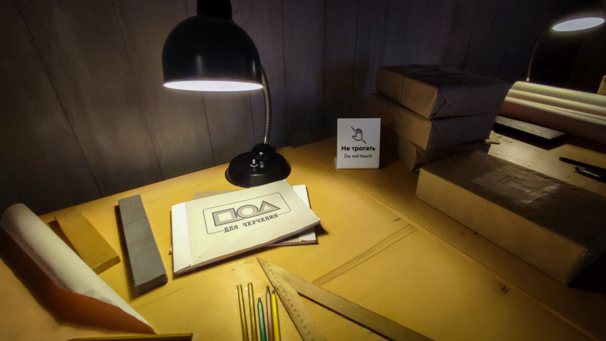 Рабочий стол с чертёжными материалами в павильоне «АТОМ» на ВДНХ