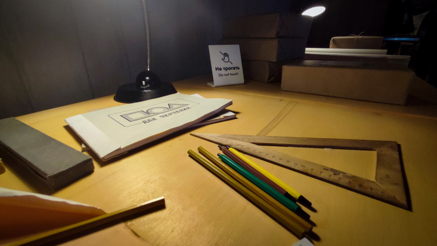 Стол с чертёжными инструментами и коробками в павильоне «АТОМ»