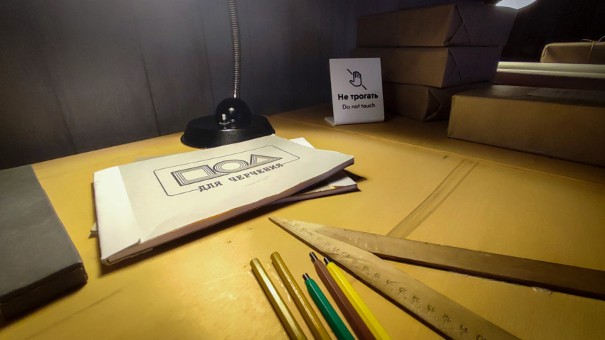 Чертёжный стол с инструментами и настольной лампой в экспозиции «АТОМ»