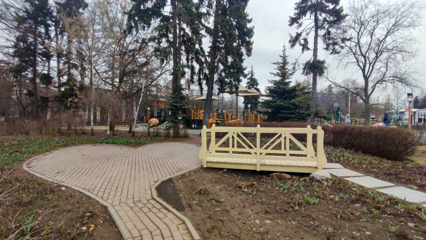 Прогулочная зона рядом с детской площадкой ВДНХ и декоративным мостиком