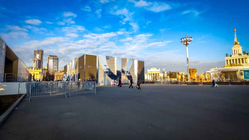 Павильон VK и центральная площадь ВДНХ в вечернее время