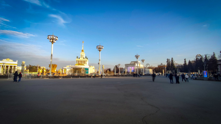 Центральная площадь ВДНХ с Главным павильоном и фонтаном «Дружба народов»