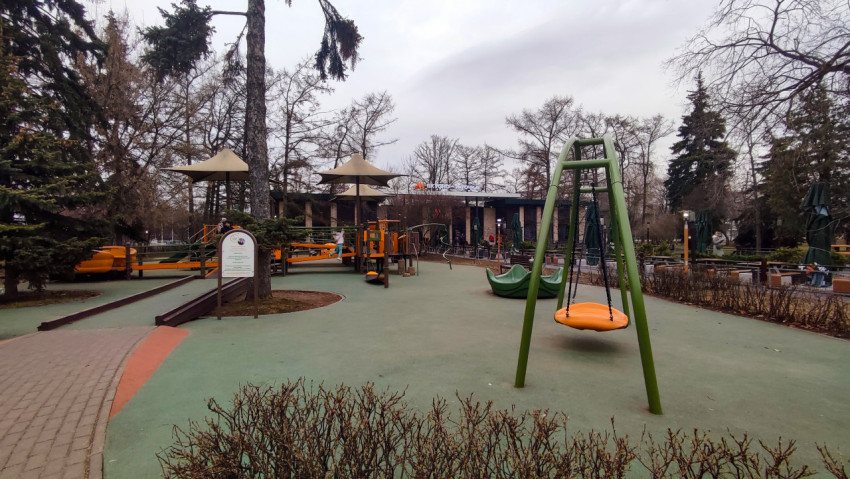 Детская площадка ВДНХ с игровым комплексом и подвесными качелями