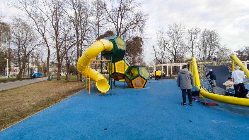 Жёлтая игровая горка на территории детской площадки ВДНХ