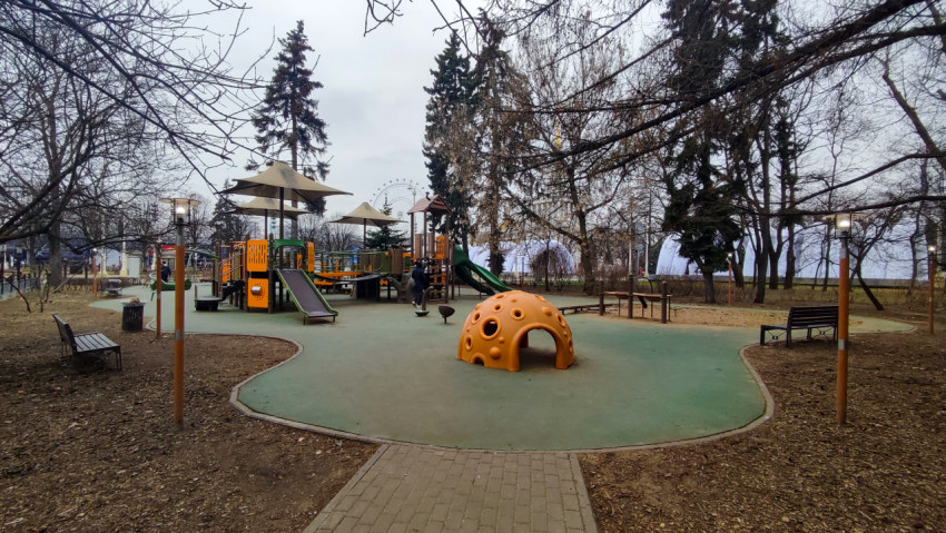 Игровая зона у входа в парк ВДНХ в межсезонье