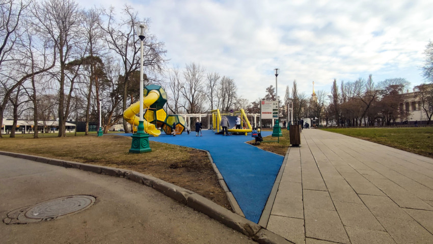 Детская игровая площадка ВДНХ с жёлтым модульным комплексом