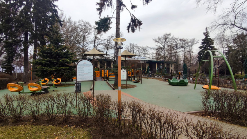 Детская игровая зона ВДНХ с оборудованием и навесами