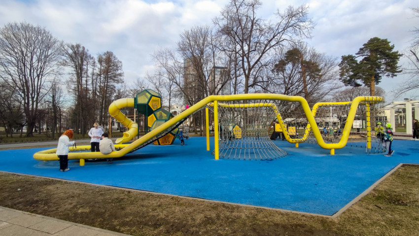 Детская канатная конструкция на площадке ВДНХ