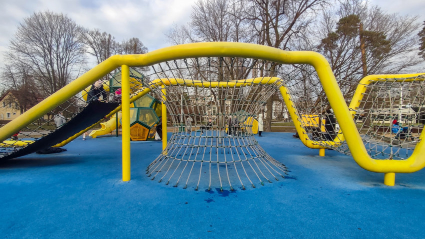 Канатная сетка игровой зоны ВДНХ крупным планом