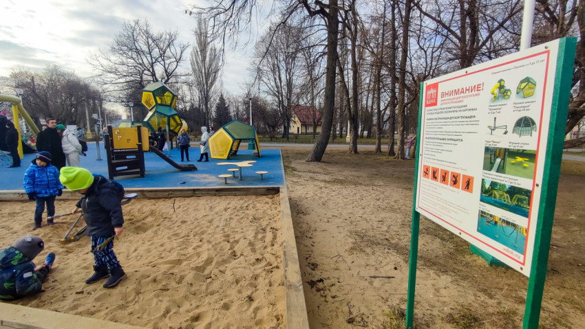 Песочница и игровые модули на детской площадке ВДНХ