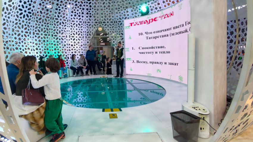 Зона презентации Татарстана со стеклянным кругом и экраном