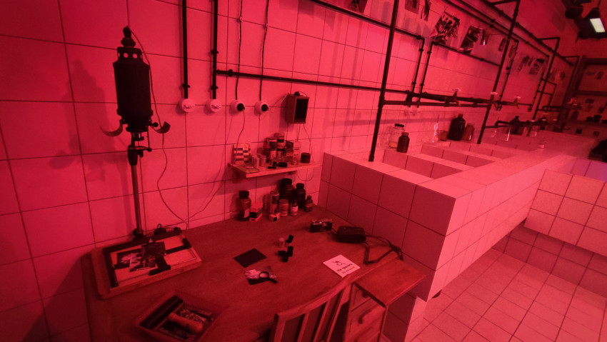 Рабочий стол фотолаборатории с оборудованием и химическими реактивами