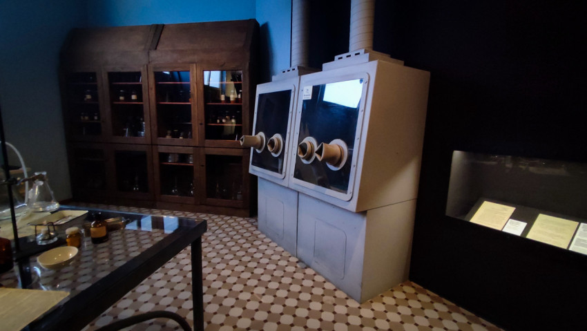 Герметичные боксы и лабораторное оборудование в исторической зоне павильона «АТОМ»