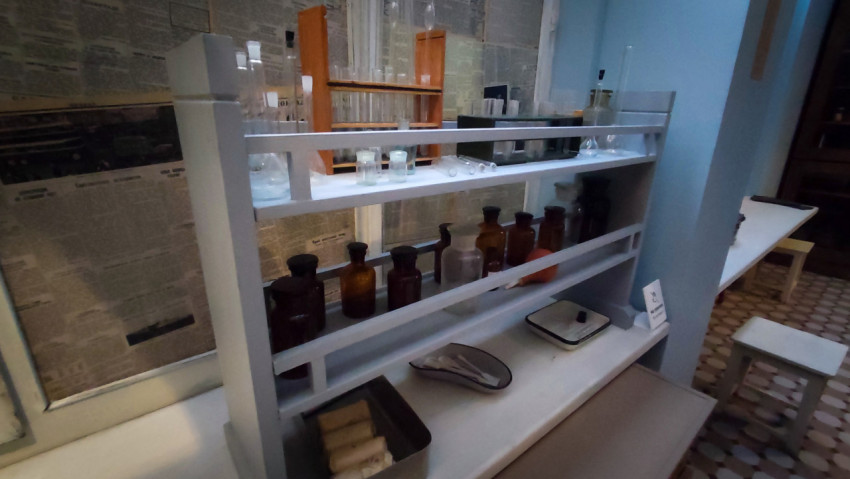 Многоуровневый стеллаж с пробирками и лабораторной посудой в экспозиции ВДНХ