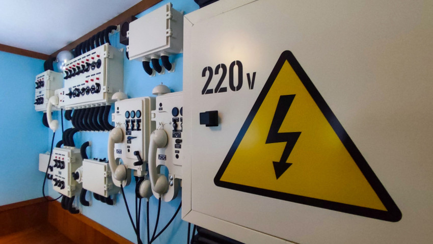 Электрощит с предупреждающим знаком и судовое оборудование в экспозиции «АТОМ»