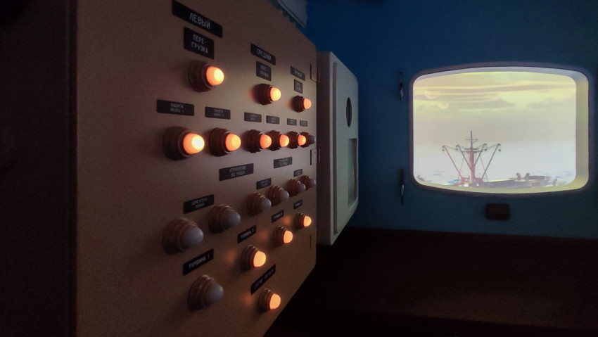 Судовая панель управления и мультимедийное окно с проекцией в экспозиции «АТОМ»