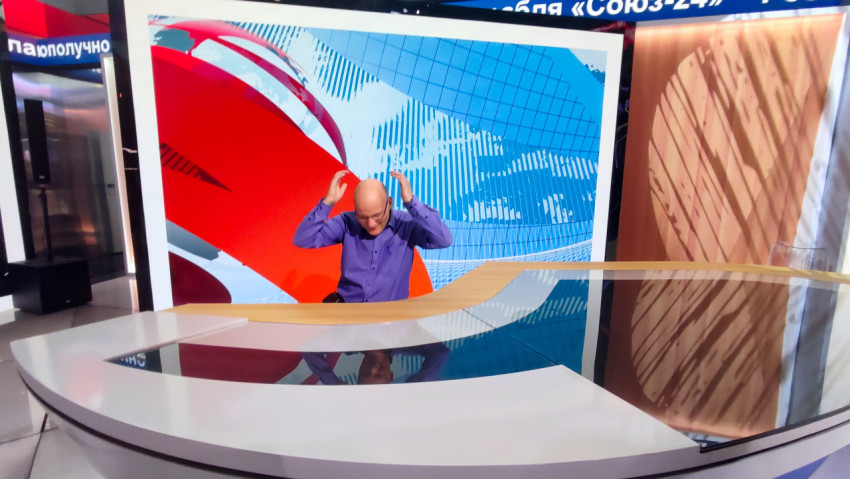 Мужчина у новостного стола демонстрационной зоны телестудии ВДНХ