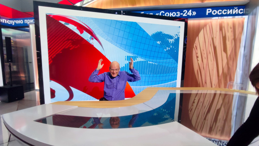 Посетитель за новостным столом демонстрационной студии павильона №75