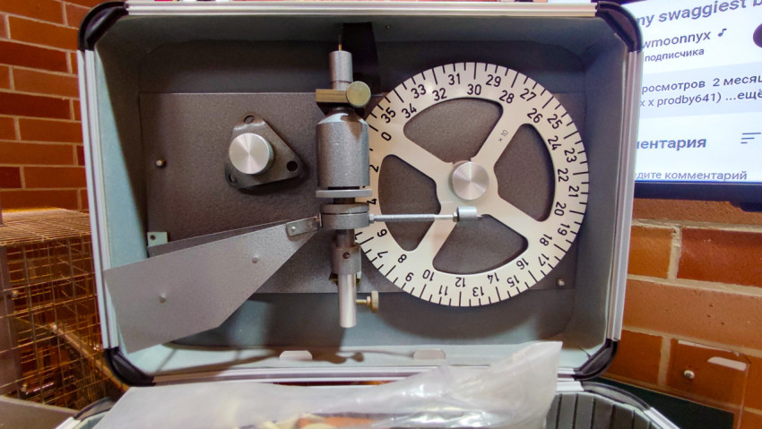 Разложенный метеорологический комплект КМП в переносном кейсе на выставке