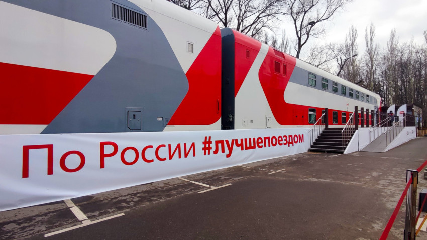 Двухэтажный поезд РЖД на выставочной площадке ВДНХ