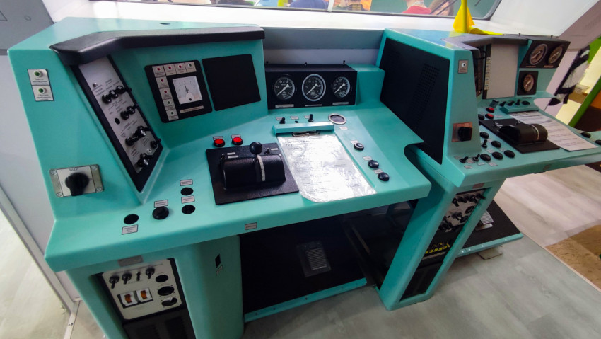 Рабочее место машиниста локомотива 3ТЭ28 на выставочной площадке ВДНХ