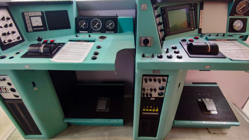 Двойная панель управления локомотива 3ТЭ28 в экспозиции выставки «Россия»