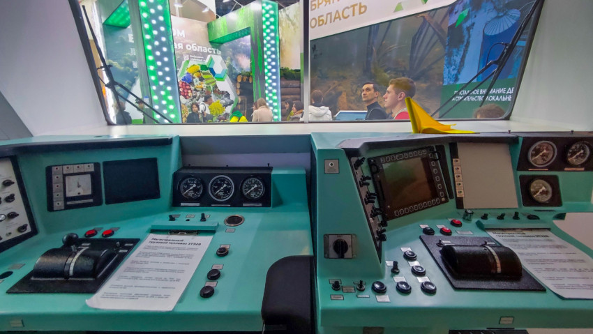 Пульт машиниста локомотива на выставочном стенде