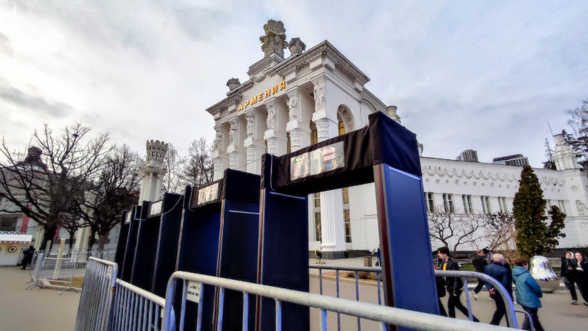 Павильон «Армения» на ВДНХ и проходная зона с ограждениями