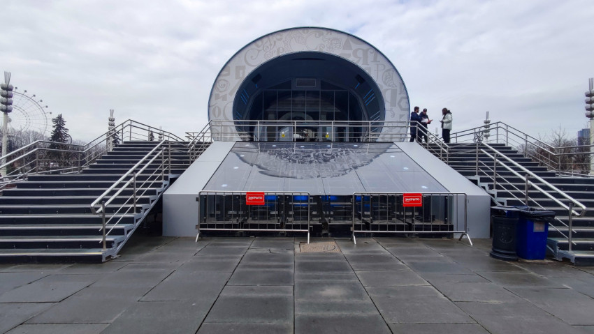 Закрытый вход в галерею «Достижения России» на ВДНХ