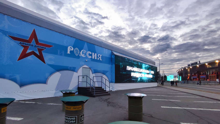 Фасад павильона «Армия детям» на выставке «Россия» в вечернее время
